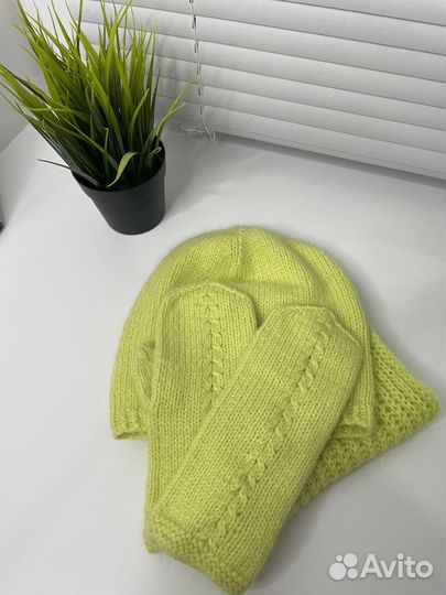 Комплект шапка, варежки и шарф