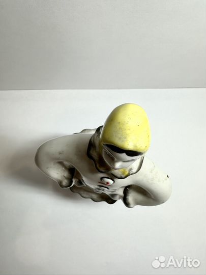 Девушка в зимнем пальто Гжель