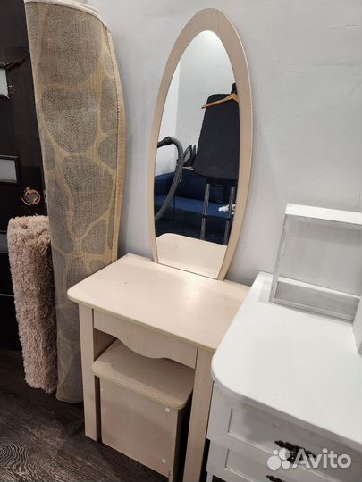 Трюмо с зеркалом