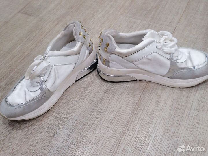 Кроссовки женские