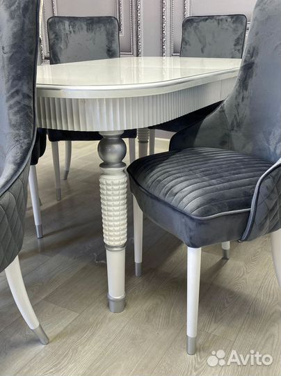 Стол обеденный. В наличии