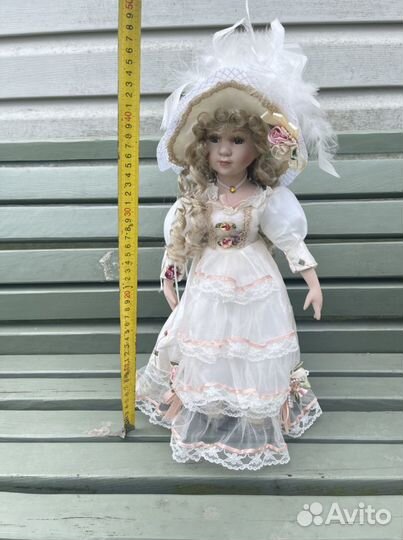 Кукла фарфоровая