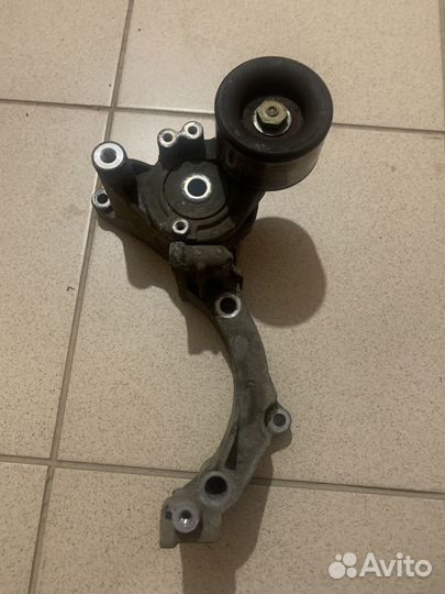 Натяжной ролик с механизмом ленд крузер 200