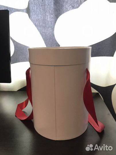 Коробка подарочная круглая с лентой