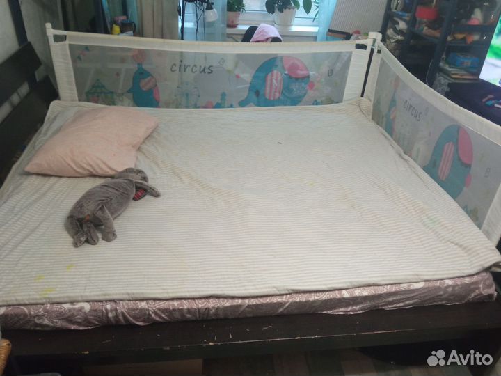 Защитный бортик для взрослой кровати