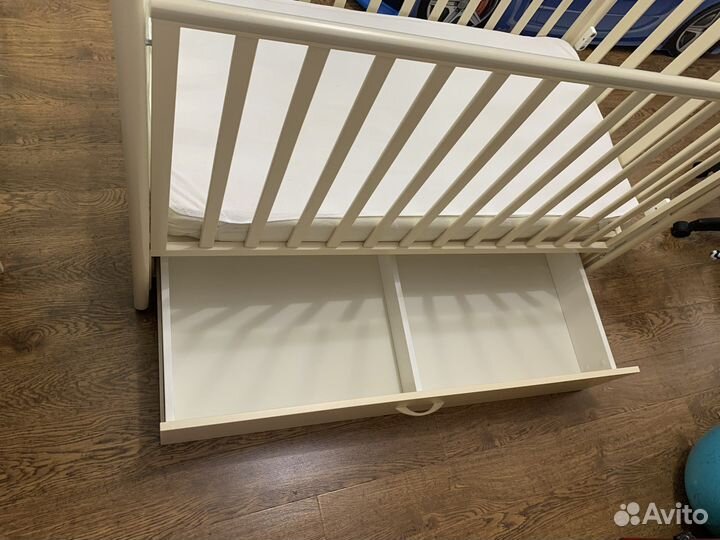 Детская кроватка с продольным маятником