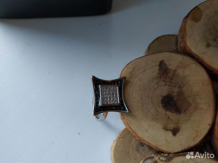 Кольцо серебро с черными фианитами 925