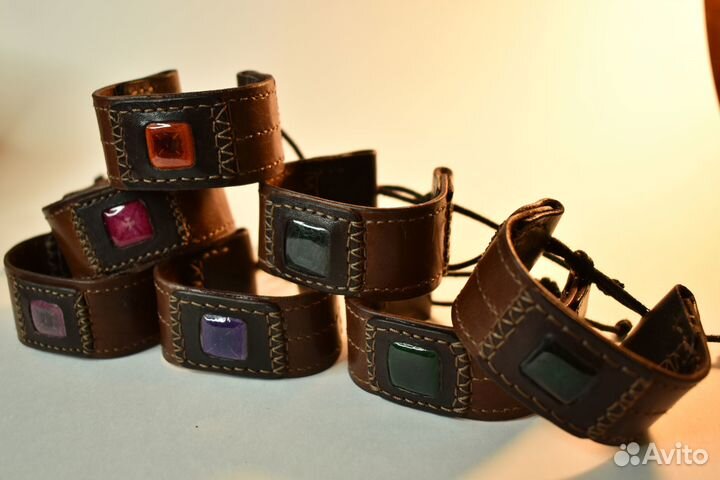 Браслет из кожи с вышивкой