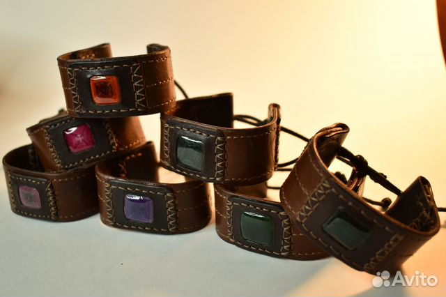 Браслет из кожи с вышивкой