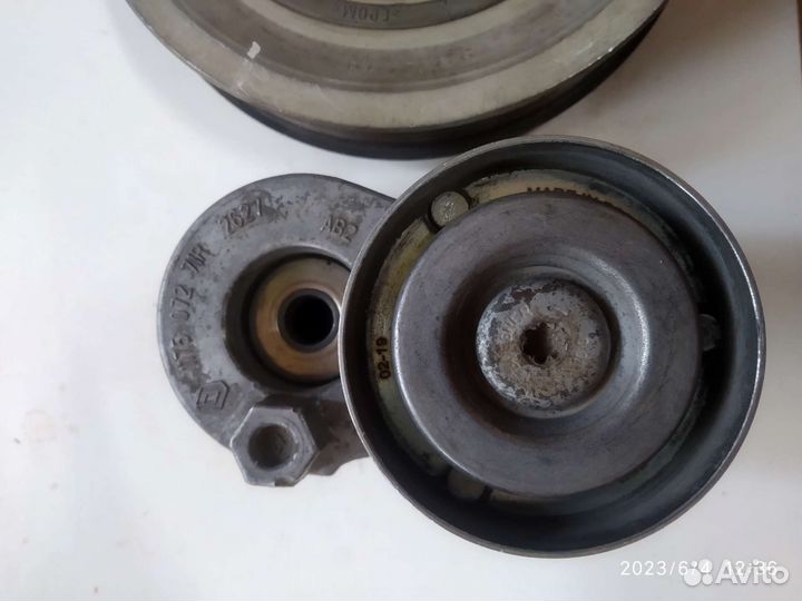 Шкив коленвала и натяжной механизм с роликом