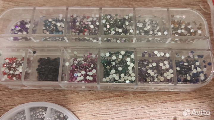 Дизайн для маникюра стразы