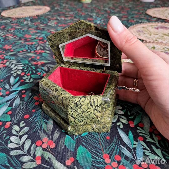 Шкатулка из змеевика