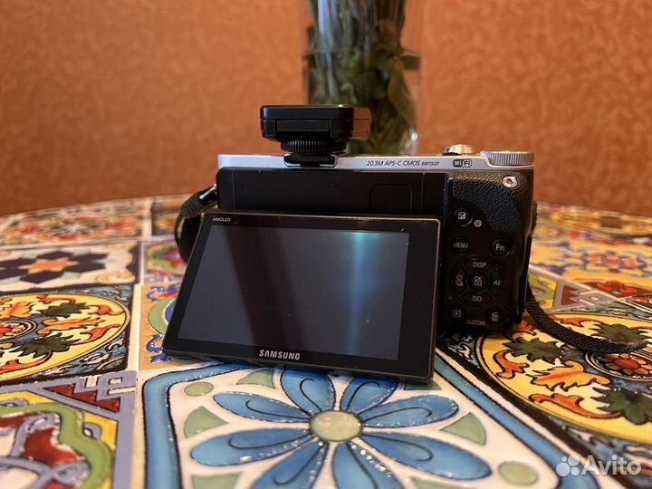 Беззеркалка Samsung NX300