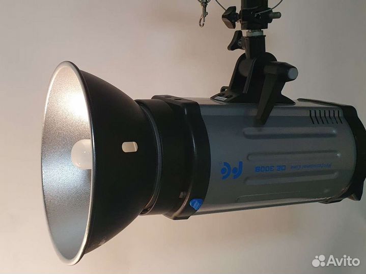Студийная вспышка falcon DE 300B
