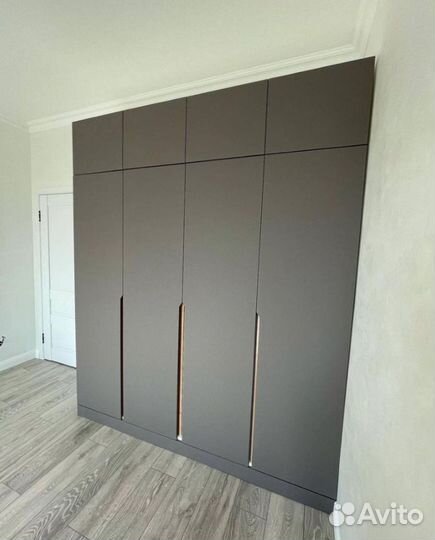 Шкаф с интегрированными ручками