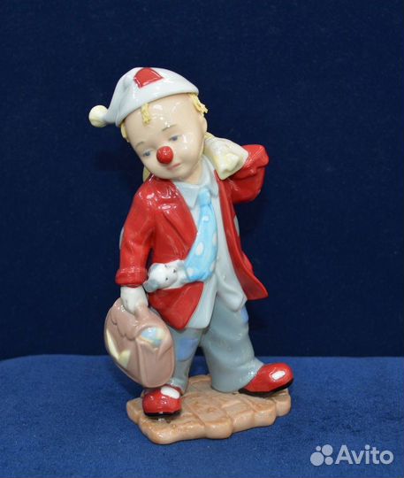 Фарфоровая статуэтка- клоун С чемоданом