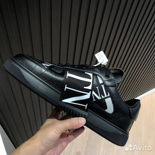 Кроссовки valentino