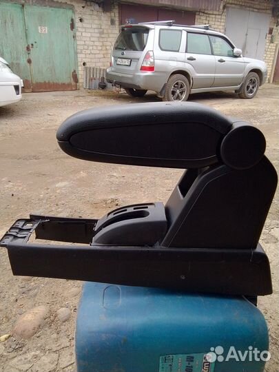 Nissan tiida подлокотник