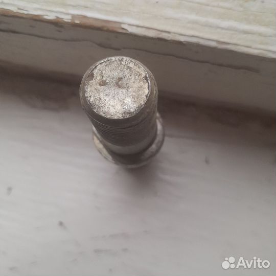 Шпилька колёсная