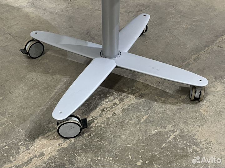 Стол круглый на колёсах с подъемным механизмом