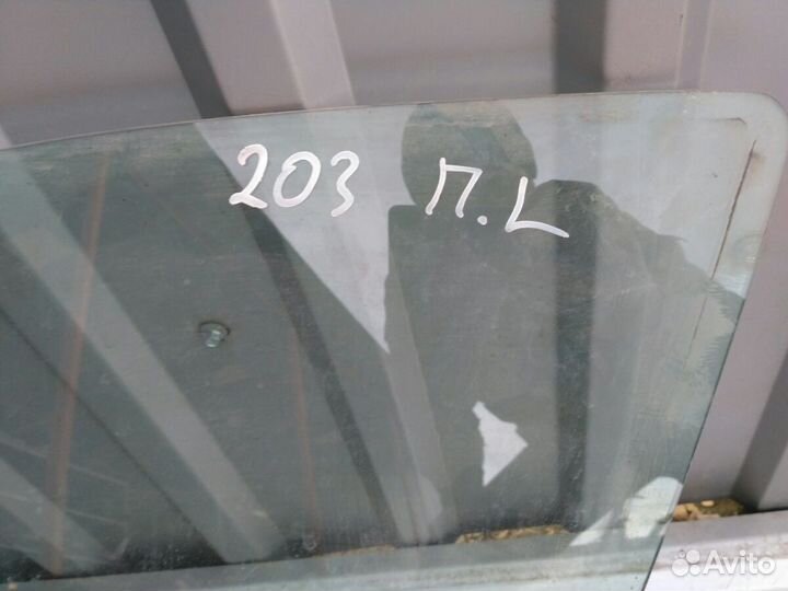 Стекло переднее левое Mercedes W203 C203