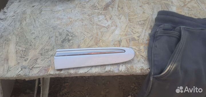 Молдинг на переднее правое крыло