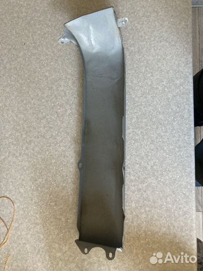 Планка под левый стоп сигнал.Toyota carina AT 211