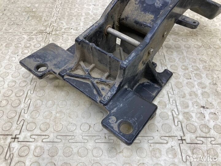 Кронштейн подножки передний правый Land Rover