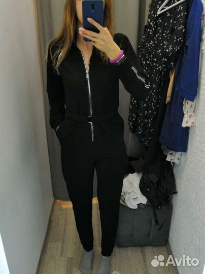 Комбинезон черный, вставки по бокам, приталенный