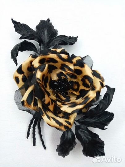 Брошь-цветок из кожи и шёлка