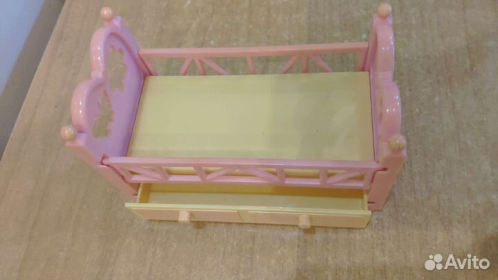 Коляска,кроватка,стульчик,трюмо для кукол разные