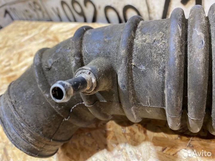 Патрубок воздушного фильтра Mitsubishi Pajero 3D