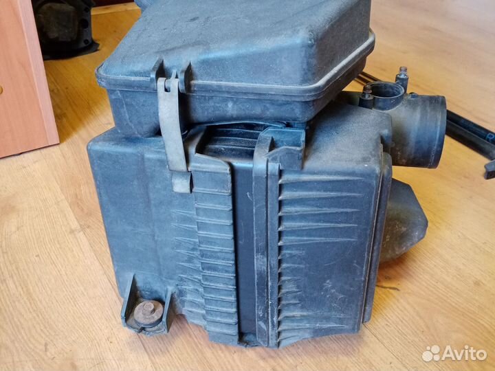 Корпус воздушного фильтра Мицубиси Аутлендер 1 2.4