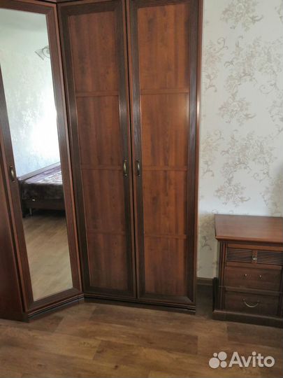 Угловой шкаф с зеркалом