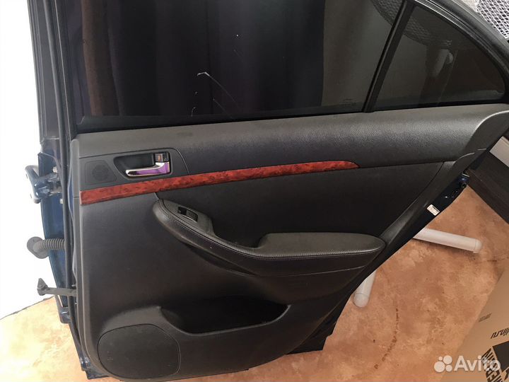Дверь задняя правая toyota avensis