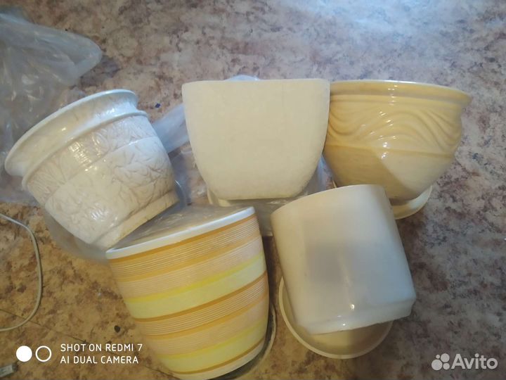 Горшки глиняные и пластиковые