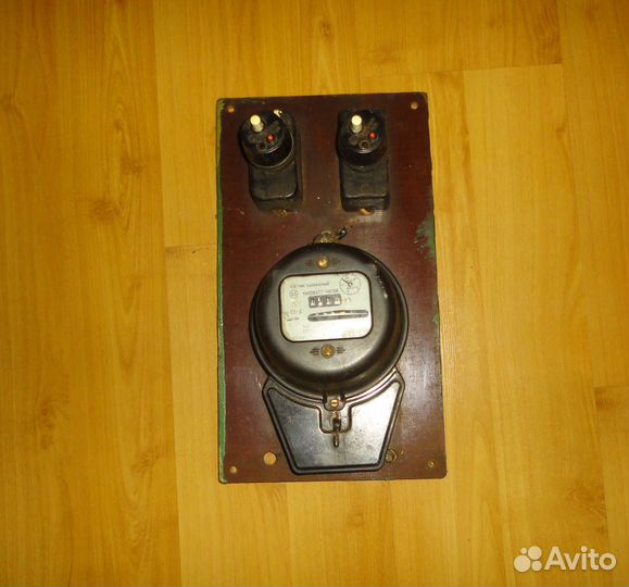 Электросчётчик на щитке с пробками 1958 год