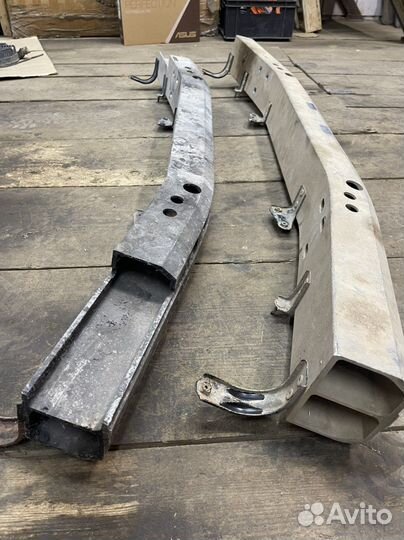 Усилитель переднего бампера Toyota LC 200