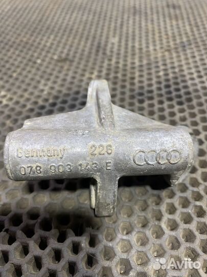 Кронштейн генератора Audi 80 B4 2.6 ABC Ауди