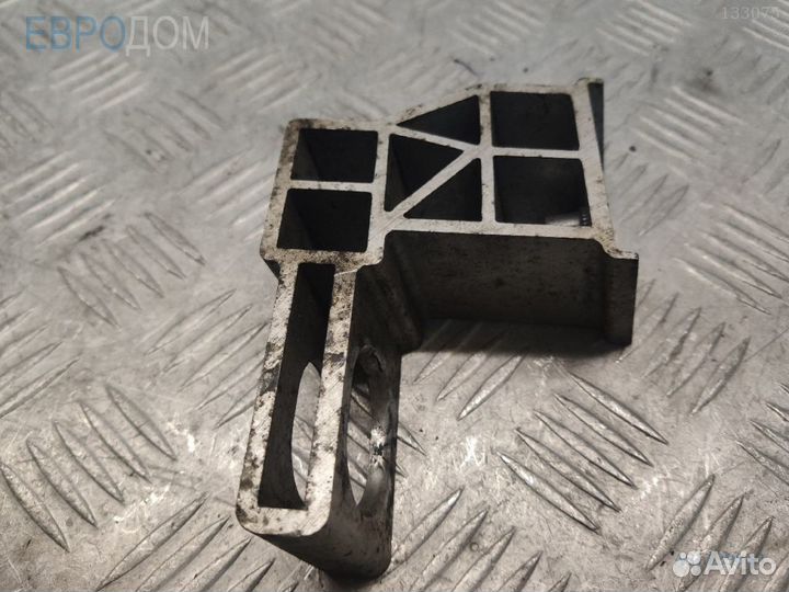 Крепление / кронштейн радиатора mercedes W253 нижн