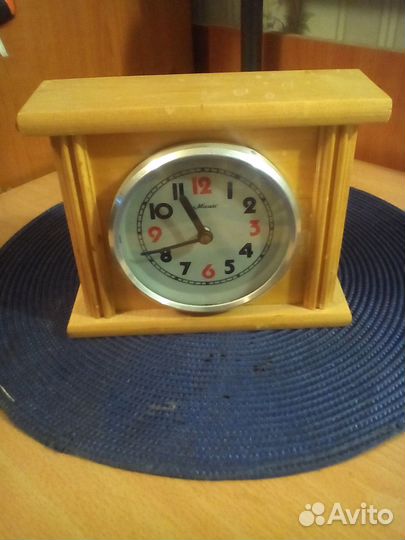 Часы настольные маяк