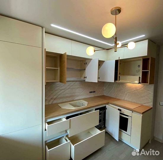 Угловой кухонный гарнитур современный