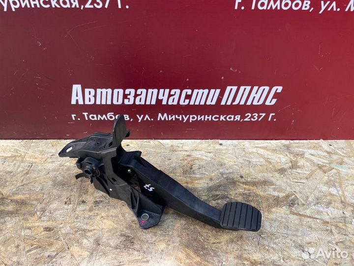 Педаль сцепления Renault Sandero Stepway