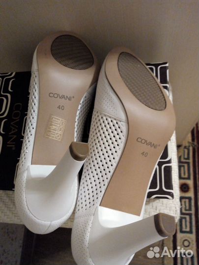 Новые белые перфо.кожаные туфли Covani, 40 р