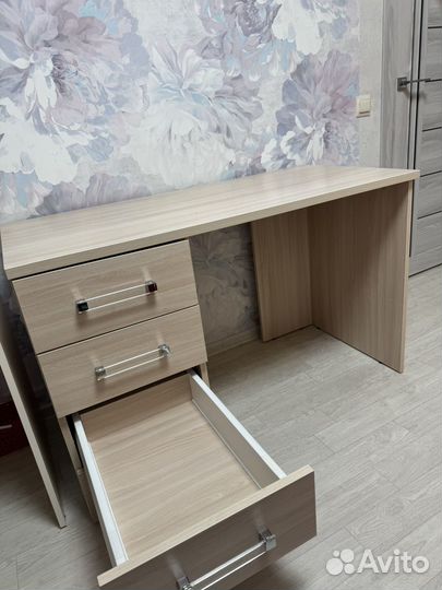Письменный стол школьный