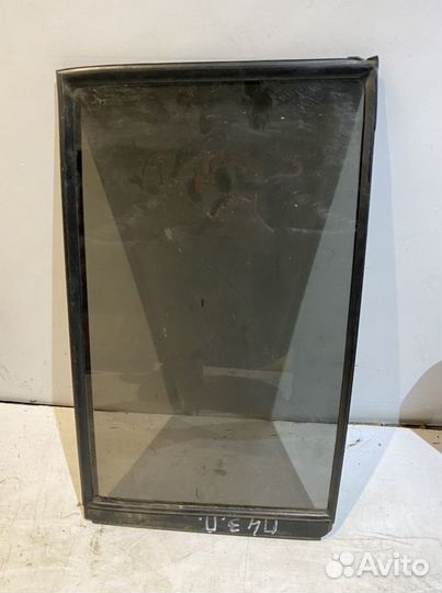 Mitsubishi pajero 4 заднее правое стекло
