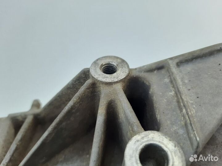 Кронштейн двигателя правый Ford Fiesta Fusion