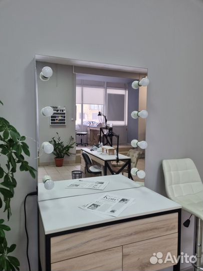 Стол для макияжа/бровиста