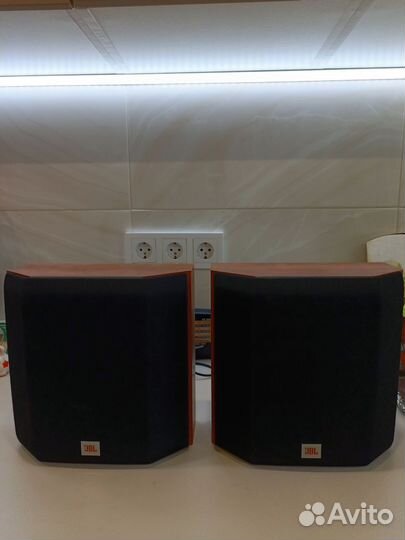 Полочная акустика JBL