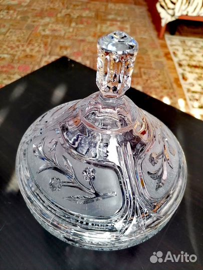 Хрустальная конфетница с крышкой